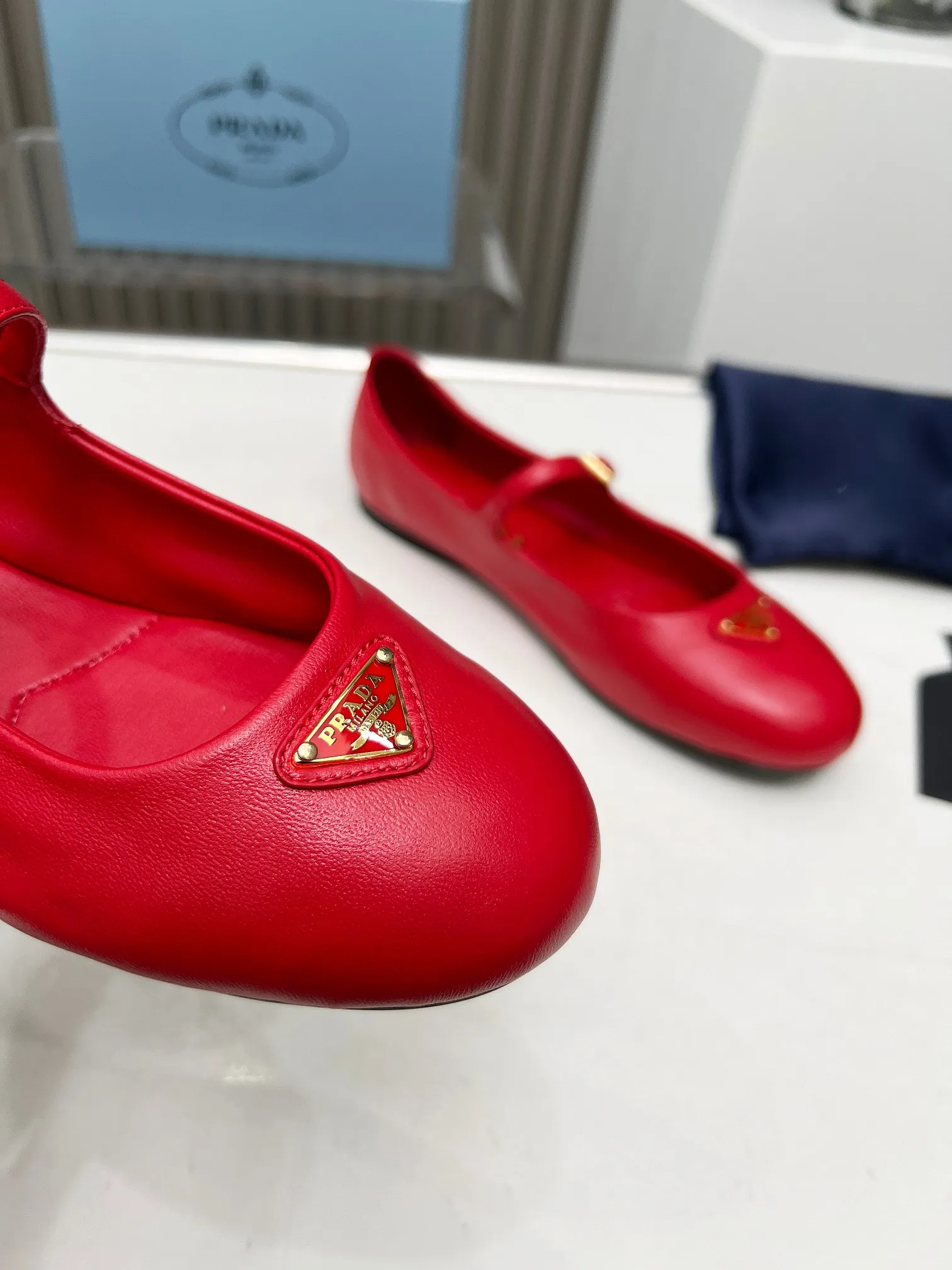 440💰 PRADA💝💝24 years💯💯💯New British Style Dancing💃 Shoes Small Leather Loafers - Retro Fashion Classic Items A new product created at the first major show of Paris Fashion Week. The inspiration is cleverly combined with the perfect shoe shape by D's main designer. With brand buckles, it is more fashionable. Upper: imported mixed sheepskin inner lining: lambskin lining Sole: Original [Fireworks][Fireworks] 1:1 molded rubber foam sole Size: 35-41 yards